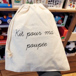 Le petit pochon de rangement pour le Kit de 4 accessoires pour poupée - Ouiziou